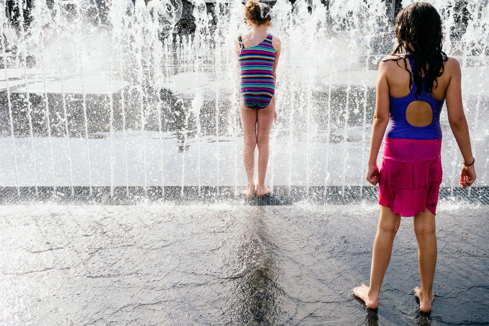 girls_playing_water_antwerp_belgium_leica_m240_35mm_summicron_jipvankuijk