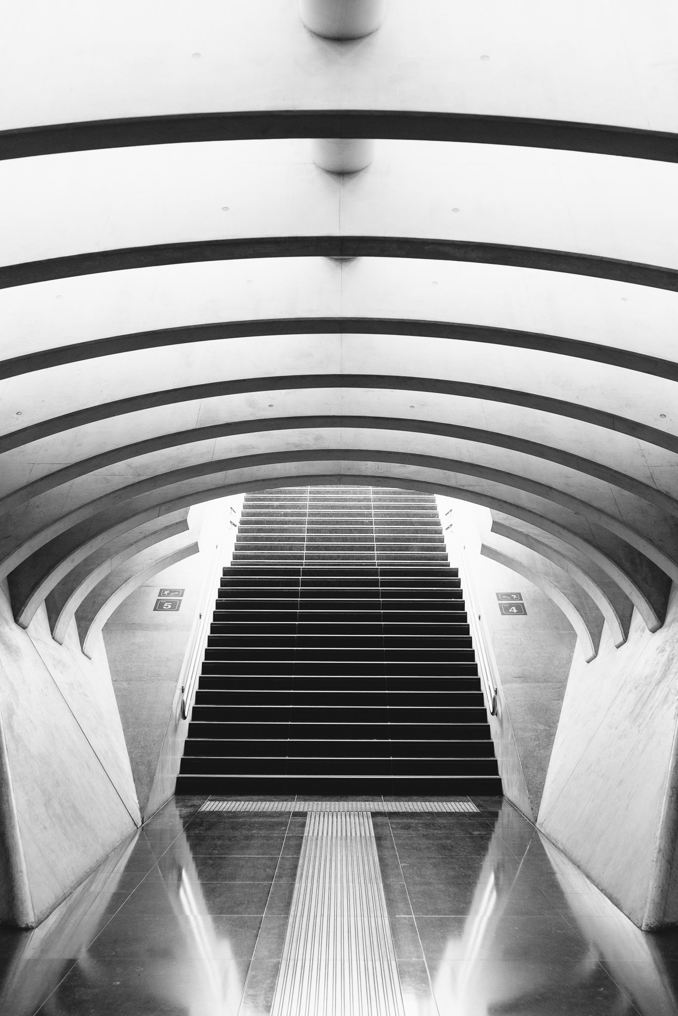 belgium_liege_luik_train_station_28mm_elmarit_asph